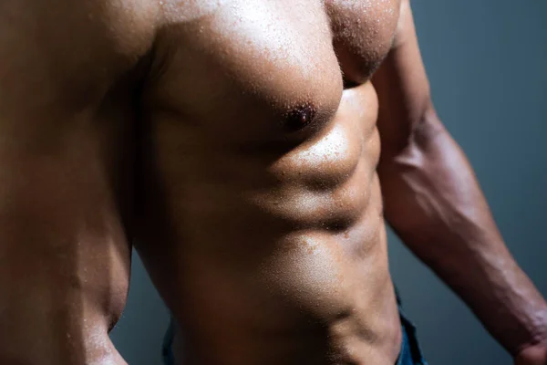 Ausgeschnittenes Bild eines fitten Mannes, das Sixpack-Bauchmuskeln zeigt. Männer ab. Fitness Bauchmuskeln. Mann Sixpack. — Stockfoto