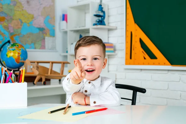 Allievo in classe. Un po 'pronto a studiare. Torniamo a scuola. Sostenere gli alunni a scuola, i bambini Istruzione . — Foto Stock