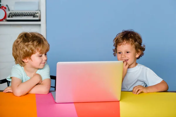 Vriendschap en vriend op school. Kind van de basisschool met boek en tas. Jongens leerlingen van de basisschool op het schoolplein. Beetje klaar om te studeren. — Stockfoto