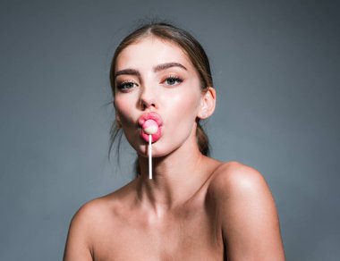 Güzel moda kadını kameraya bakıyor. Güzellik salonu. Moda konsepti. Moda mağazası - alışveriş ve satış.