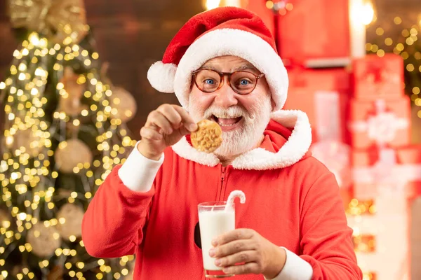 Drôle de Noël. Père Noël - barbu drôle senior. Joyeux Père Noël - avec un verre de lait et des biscuits. Nourriture et boisson de Noël. Père Noël amusant. Joyeux Noël . — Photo