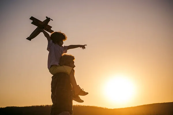 Father and son playing outside. Father and son playing in the park at the sunset time. Childhood memories. — Stock Photo, Image