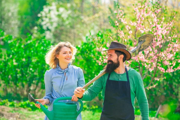 Ehepaar Gärtner. Landwirtschaft in Arbeiterfamilien. Hausgemachte Biolebensmittel. Familie von Landarbeitern. Bauernpaar. — Stockfoto