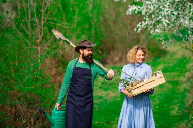 Çiftlikten taze organik sebzeler. Bir çift çiftçi. Sebze bahçesinde duran neşeli çiftçiler. Yaşam tarzı ve aile hayatı.