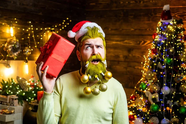 Año Nuevo, tarjeta de Navidad. Retrato de Santa para pancarta o cartel de saludo. Moda, venta de compras y descuentos. —  Fotos de Stock