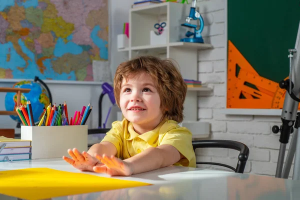 Kind in de buurt van schoolbord in de klas. Educatief proces. Kinderen maken zich klaar voor school. — Stockfoto