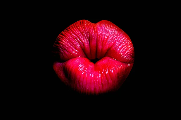 Los labios se besan aislados en negro. Primer plano de mujeres haciendo pucheros labios con lápiz labial rojo. Hermoso labio rojo. Un gesto de amor y besos. Llenitas labios llenos sexy . —  Fotos de Stock