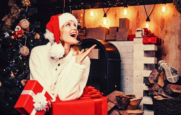 Saisonnière Christmas holidays sale discounts. Préparation de Noël. Cadeau de Noël. Bonne fête. Sexy Santa femme posant sur fond de bois vintage. Santa femme posant . — Photo