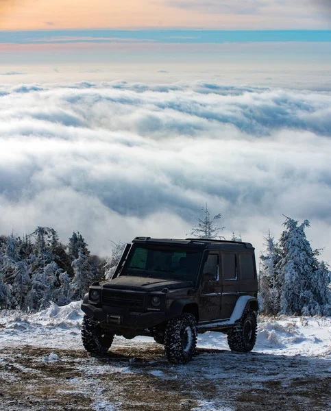 Concept de ravel d'hiver avec voiture 4x4. Voiture d'hiver hors route. Voyage d'aventure. Voyage hors route sur route de montagne enneigée . — Photo