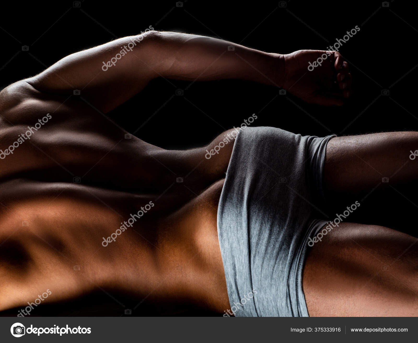 裸 男性 尻 筋肉質の身体と裸の胴を持つセクシーな男。筋肉のお尻。黒い背景の上にポーズをとる筋肉の男のバックビュー. — ストック写真 © Tverdohlib.com #375333916