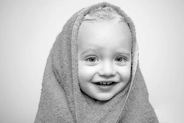Smiling beautiful baby bathing under a shower at home. Little baby washing with a bubbles in bath in a hat. Happy bath time. Baby Blue eyes. — Stock Photo, Image