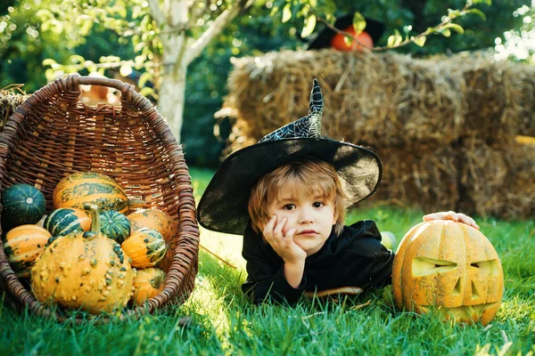 Menino de Halloween em traje de esqueleto jogando no parque de outono. Rapazinho engraçado. Só estou a pensar na diversão. . — Fotografia de Stock