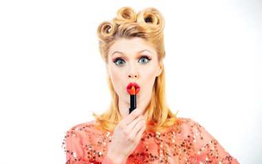 Güzel, zarif bir kadının moda sanat stüdyosu portresi. Güzel kadın portreyi yakından çek. Güzellik salonu. Yüksek moda.