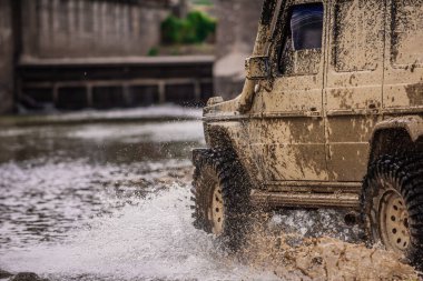 Yol macerası. Macera seyahati. Gezgin off-road aracı. Büyük 4x4 arabalı seyahat konsepti. Off-road aracı dağ yolunda gidiyor. Yarışa hazırlanan lastikler.