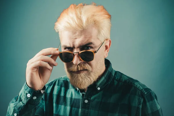 Mosolygós fickó ingben. Szakállas férfi divatos napszemüvegben. Guy szakállas és modern frizura a stúdióban. — Stock Fotó