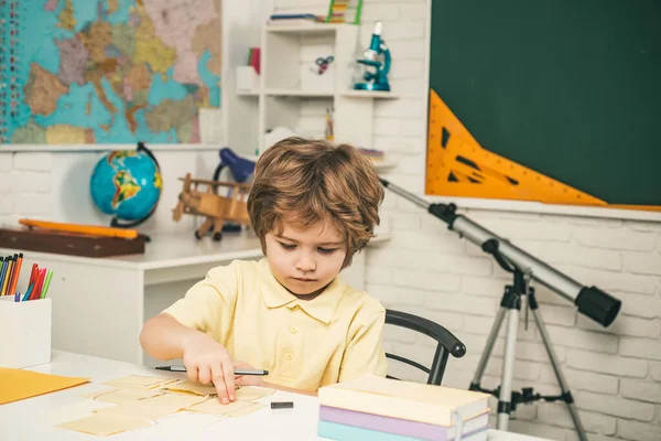 Concepto de aprendizaje y educación. Escuela en casa para alumnos. Enseñanza después de la escuela . — Foto de Stock