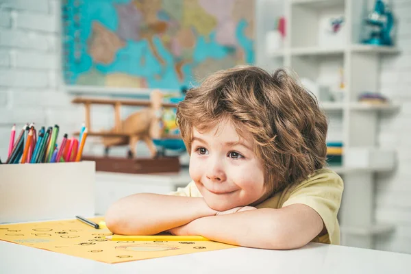 Begin van de lessen. Kind leert in de klas op de achtergrond van schoolbord. Lerarendag. Getalenteerd kind. — Stockfoto