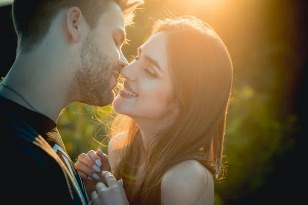 Romantyczny pocałunek pary. Młoda para kochająca się. — Zdjęcie stockowe