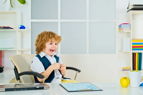 Szczęśliwe małe biznesmeni dzieci pracujące w biurze. — Zdjęcie stockowe