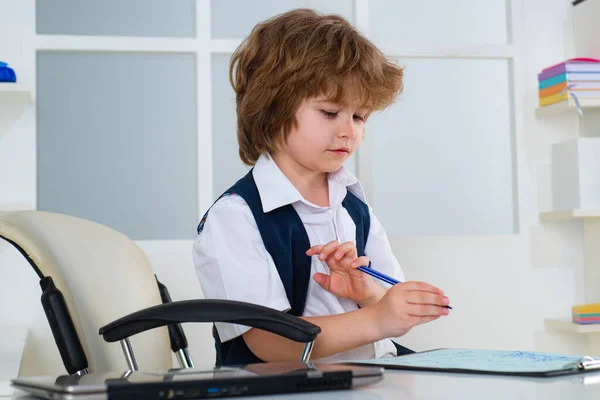 Маленький мальчик бизнесмен или менеджер, работающий в офисе . — стоковое фото
