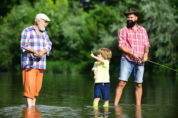 小男孩和他的父亲和祖父在河里钓鱼. — 图库照片