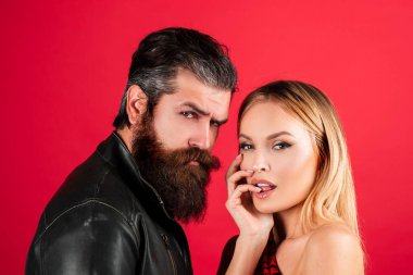 Kırmızı karantinada birbirine aşık şehvetli bir çift. Tutkulu çift nazikçe öpüşüyor. Arzuları olan güzel bir çift.