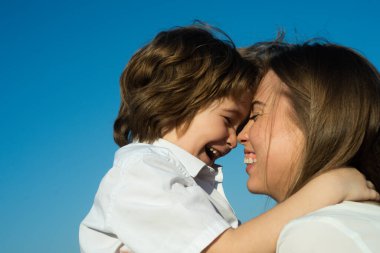 Mutlu anne ve çocuk. Anneler Günün kutlu olsun. Çocuk annesi higging. Sevgi dolu bir aile. Anne ve çocuk oynuyorlar, öpüşüyorlar ve sarılıyorlar..