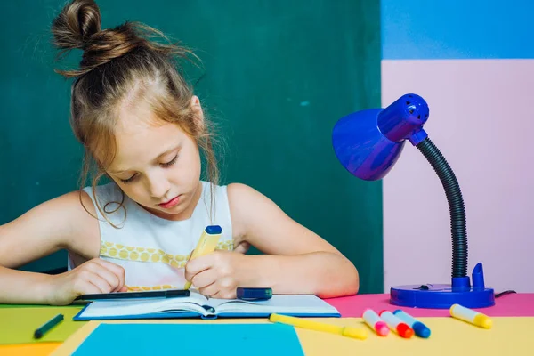 Általános iskola. Pupil portréja az általános iskolai tanulmányairól. A gyerekek természettudományi nevelése. Iskolások a zöld tábla ellen. — Stock Fotó