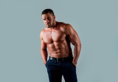 Gömleksiz bir adam, seksi, çıplak gövdeli, modacı bir adam. Yakışıklı adam..