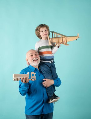 Mutlu aile seyahati. Aile büyükbabası ve torunu seyahat hayali kuruyor. Yaz tatili ve tatil konsepti. Torun ve baba..