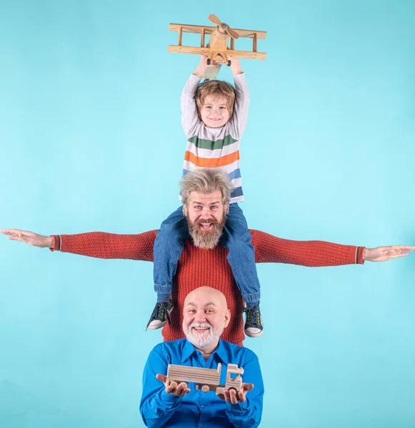 Hombres felices viajando en familia. Abuelo de familia padre e hijo sueñan con viajar. Vacaciones de verano y concepto de vacaciones. Hijo abrazando padres . — Foto de Stock