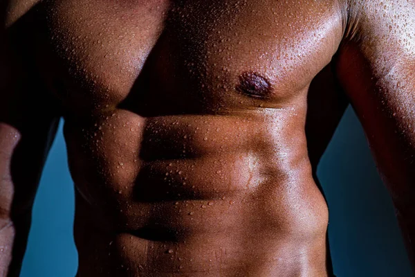 Muskularny model człowieka na ciemnym tle. muskularne gej sexy z sześć pack abs w studio. — Zdjęcie stockowe