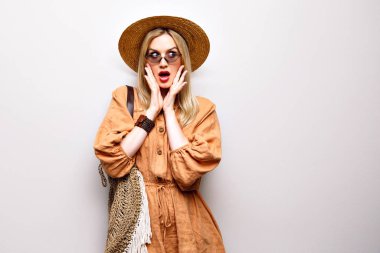 Stüdyoda genç ve güzel bir kadın var.  