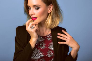 Stüdyoda poz veren güzel bir kadın. 