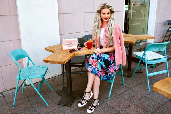 Mode Levensstijl Portret Van Adembenemend Mooie Vrouw Limonade Drinken — Stockfoto