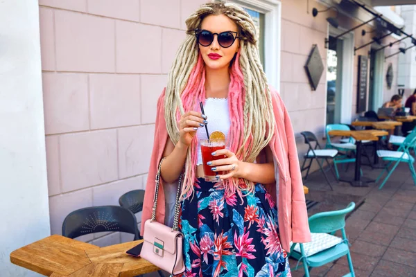 Mode Levensstijl Portret Van Adembenemend Mooie Vrouw Limonade Drinken — Stockfoto