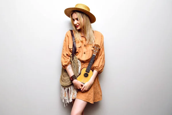 Jovem Mulher Bonita Com Guitarra Estúdio — Fotografia de Stock