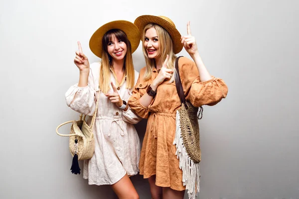 Close Fashion Lifestyle Portrait Two Young Girls Best Friends Posing — Stock Photo, Image