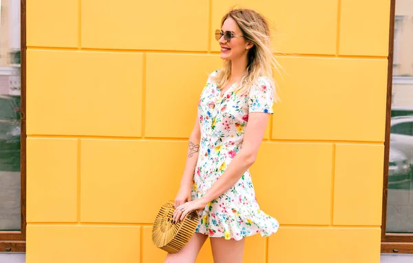 Young Beautiful Woman Posing Building — Stock Photo, Image