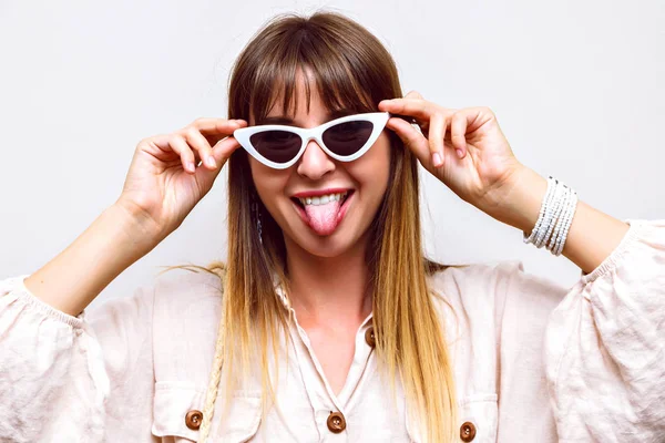 Junge Schöne Frau Mit Sonnenbrille Posiert Studio Und Zeigt Zunge — Stockfoto