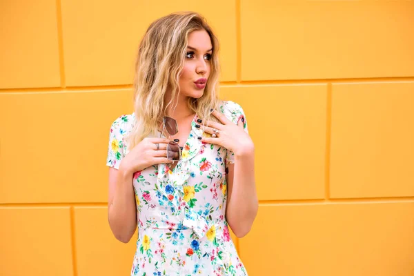 Junge Schöne Überraschte Frau Posiert Gelber Wand — Stockfoto
