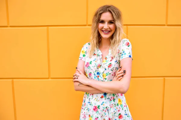 Jong Mooi Vrouw Poseren Door Gele Muur — Stockfoto