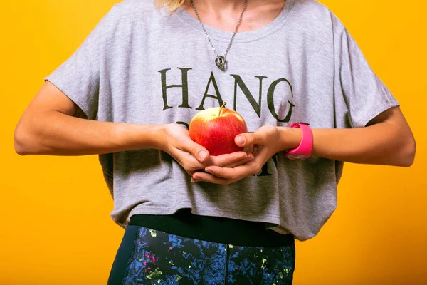 Junge Schöne Frau Posiert Studio Mit Apfel — Stockfoto
