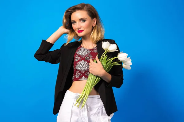 Junge Schöne Frau Posiert Studio Mit Blumen — Stockfoto