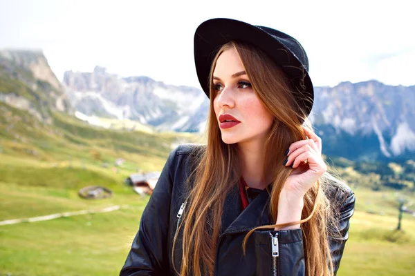 Young Beautiful Woman Mountains — Stock Photo, Image