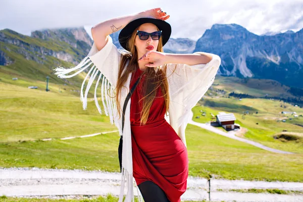 Jovem Bela Mulher Posando Montanhas — Fotografia de Stock