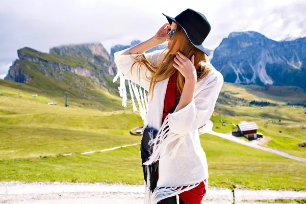 Jovem Bela Mulher Posando Montanhas — Fotografia de Stock