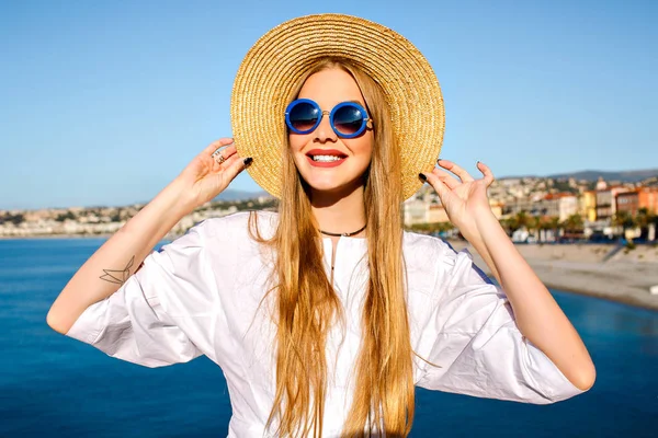 Joven Hermosa Mujer Posando Por Mar —  Fotos de Stock