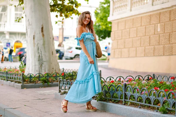 Schöne Frau Blauem Kleid Auf Der Straße — Stockfoto