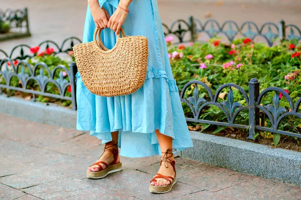 Mulher Bonita Com Bolsa Rua — Fotografia de Stock